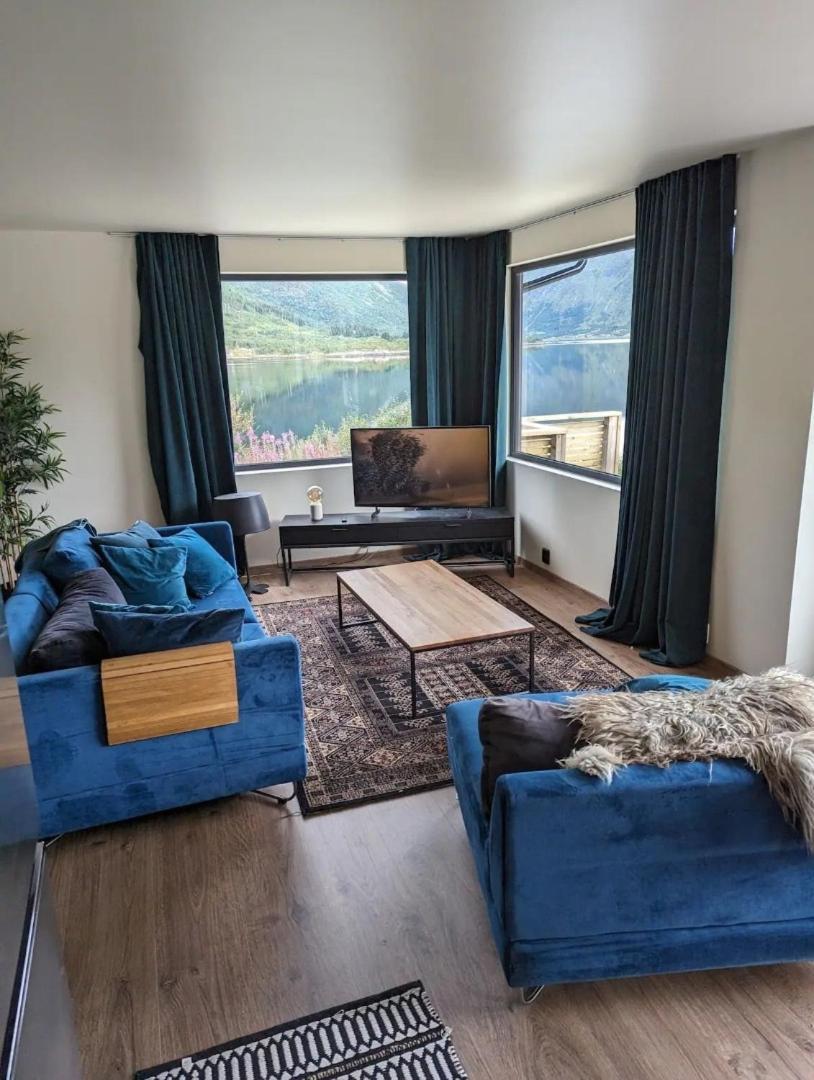 Nydelig Hytte Med Fantastisk Beliggenhet Ved Sjoen Laupstad Exterior foto