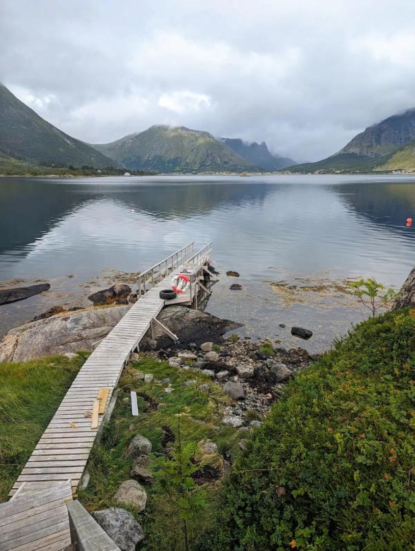 Nydelig Hytte Med Fantastisk Beliggenhet Ved Sjoen Laupstad Exterior foto