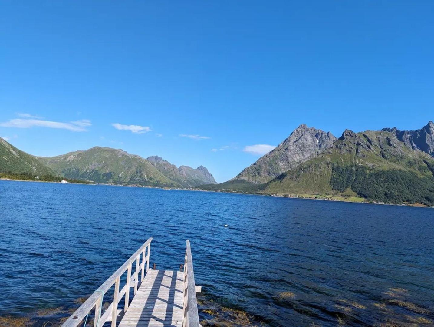Nydelig Hytte Med Fantastisk Beliggenhet Ved Sjoen Laupstad Exterior foto